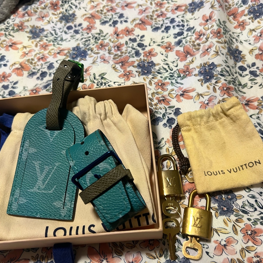 Luggage tags and set of padlocks